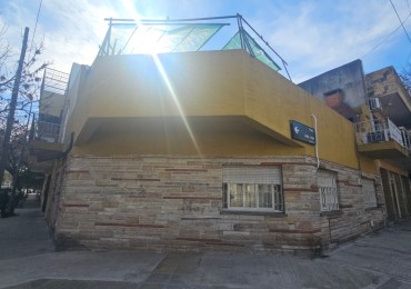 Casa en venta en Flores. En esquina, con terraza. Impecable. 