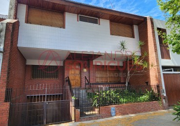 Casa en 3 plantas con garaje, jardin, parrilla. Excelente ubicacion.